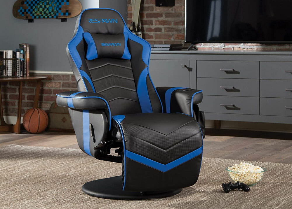 respawn 900 gaming-stuhl mit fußstütze in einem wohnzimmer